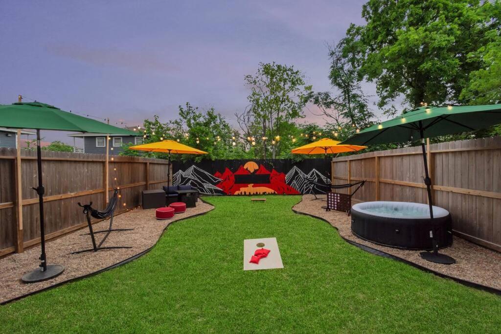 Camp Out - Big Backyard W/Hottub - 5Mins To Downtown Villa Houston Exterior foto