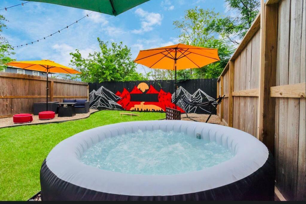 Camp Out - Big Backyard W/Hottub - 5Mins To Downtown Villa Houston Exterior foto